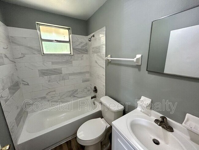 Building Photo - 2507 Lenna Ave