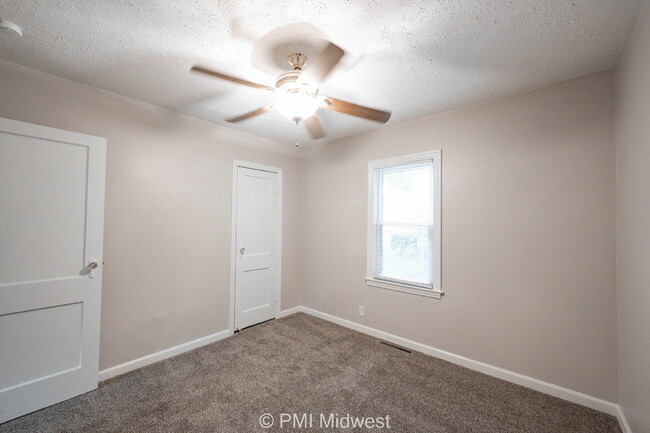Building Photo - "Charming 3-Bed Home in Indianapolis – Coz...