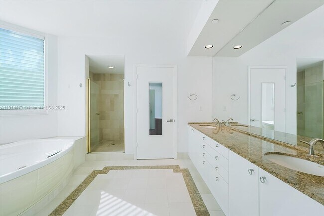 Building Photo - 300 South Pointe Dr