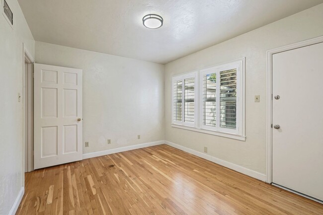 Building Photo - Beautiful 4 Bed/2 Bath Home Available Now!