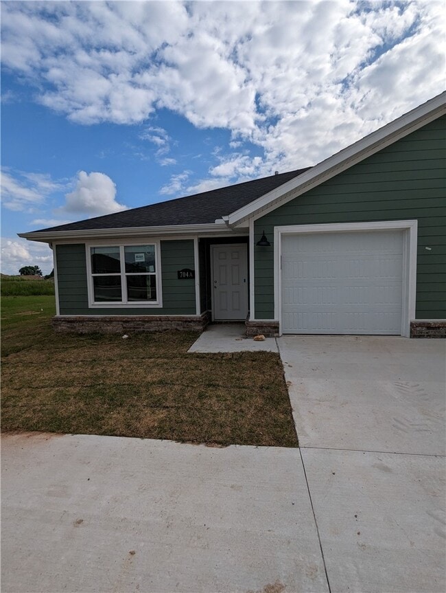 Building Photo - 704 W Loren Dr