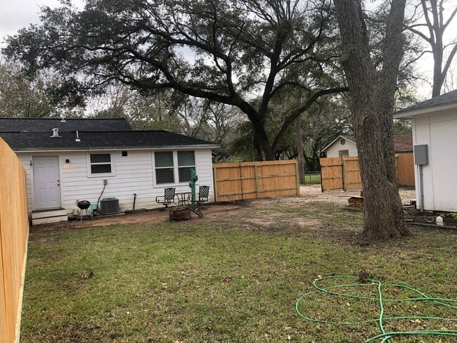 Private parking and bbq area - 208 E Magnolia St