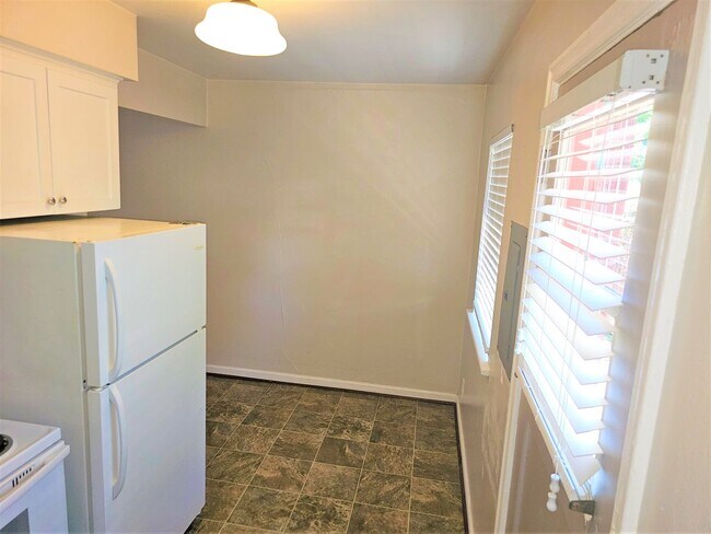 Building Photo - Lovely 1 Bed, 1 Bath at Irving Court Apartments