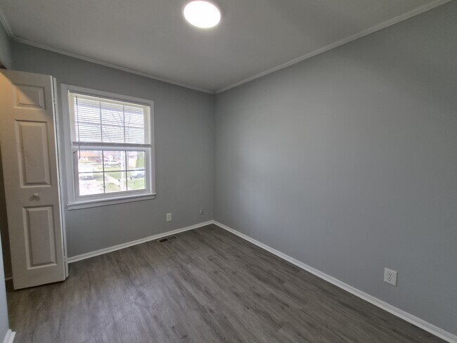 Building Photo - 3747 Ireland Dr