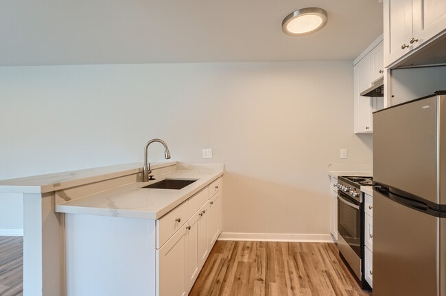 Building Photo - Spacious Apartment on Alki Beach!