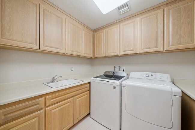 Building Photo - 21 Deer Oaks Ct