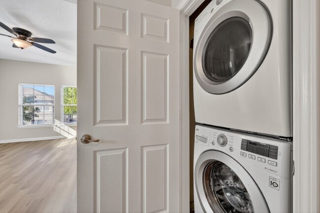 Building Photo - 11274-11271 Estancia Villa Cir