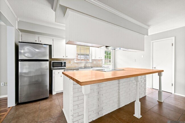 Building Photo - 9256 Bermuda Ave