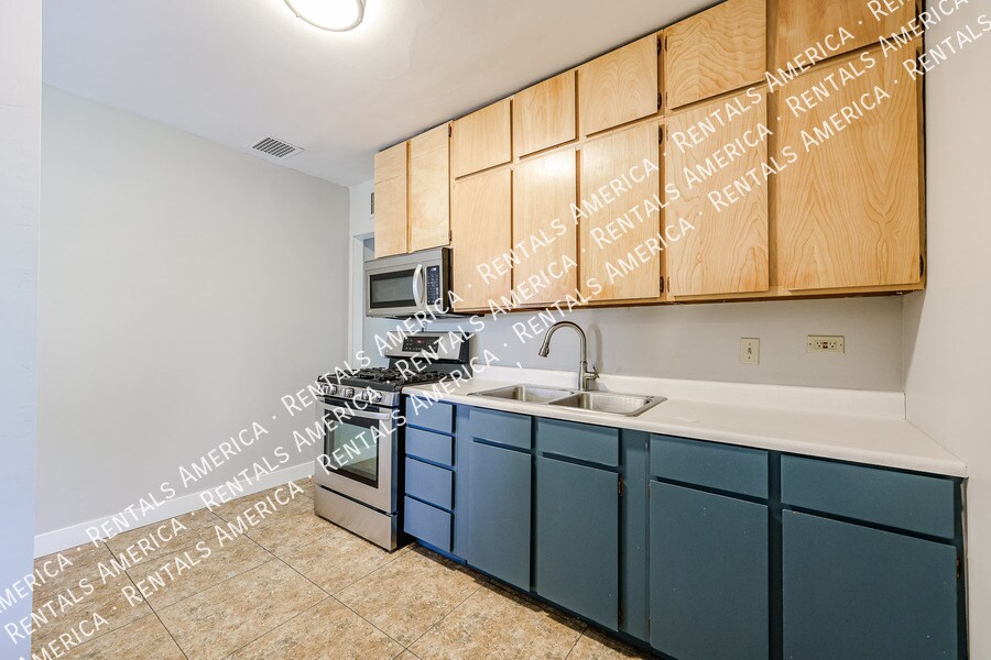 Building Photo - 1723 W Indianola Ave