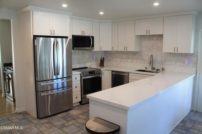 Building Photo - 2084 Latham St