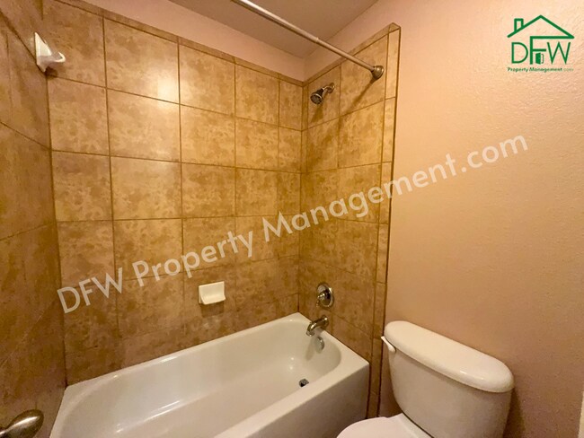 Building Photo - Elegant and Spacious 5-Bedroom Home for Lease in Fort Worth