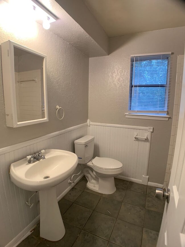 Building Photo - 3 Bedroom Edmond Duplex