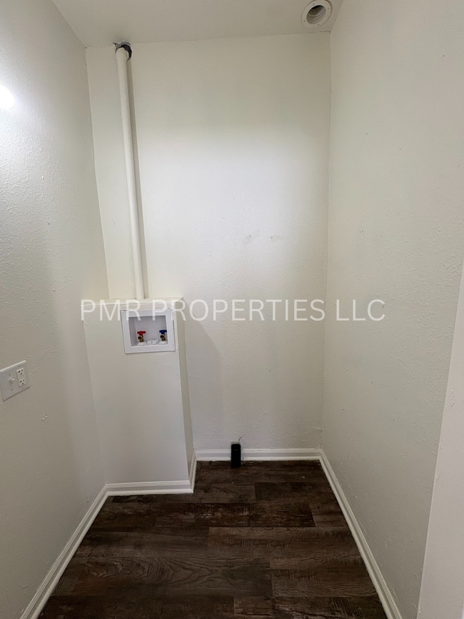 Building Photo - 1207 S 33rd St