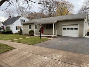 Building Photo - 300 Caroline St