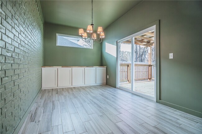 Building Photo - 350 W Kinniburgh Dr