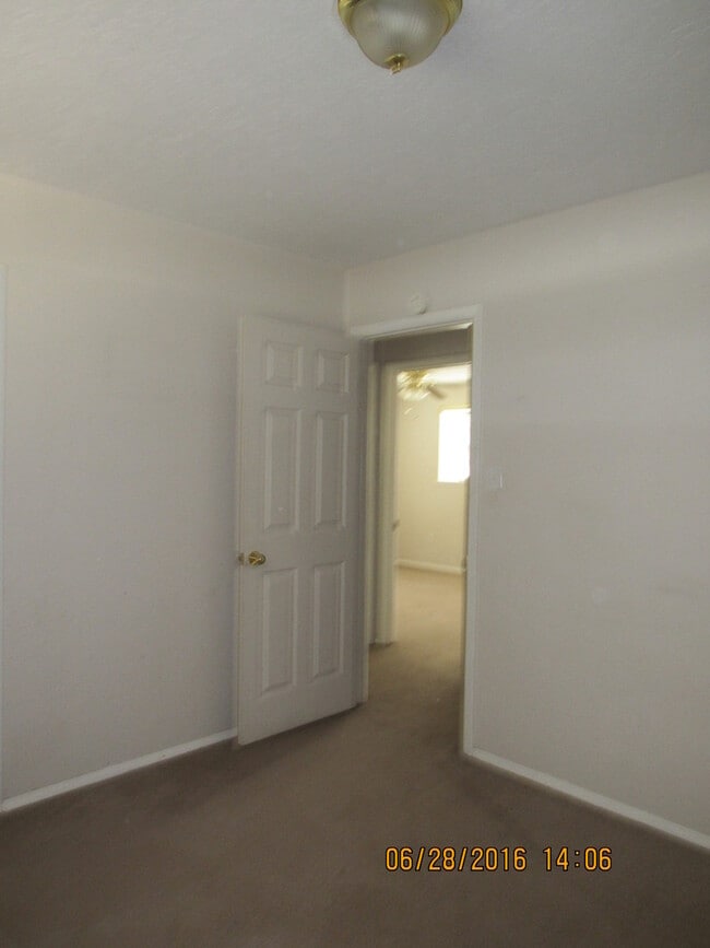 Building Photo - MOVE IN SPECIAL: $200 OFF OF THE 1ST FULL MONTH'S RENT! New carpet and freshly painted interiors