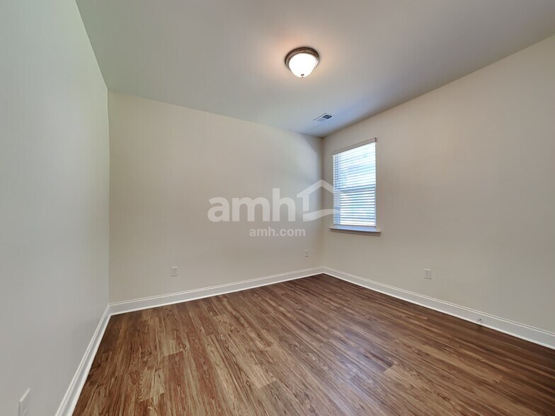 Building Photo - 230 Swan Dr