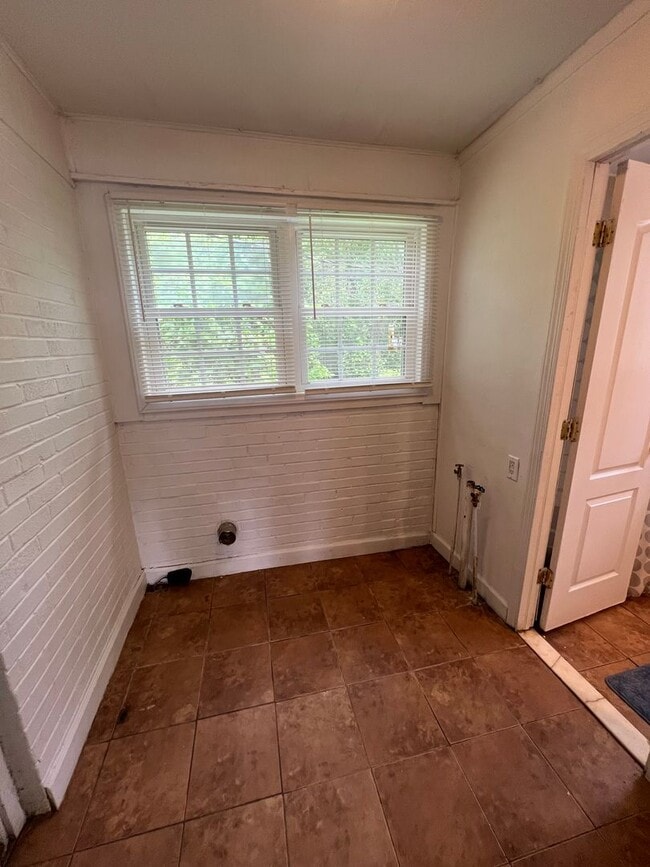 Building Photo - 3 Bed House! DEPOSIT-FREE Renting option thru OBLIGO! Deposit Alternative available.