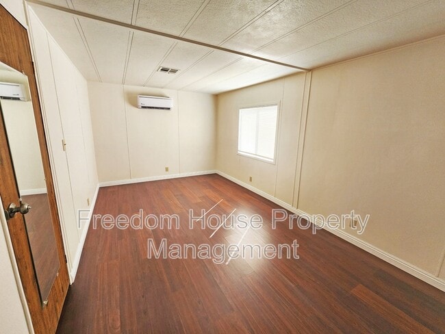 Building Photo - 800 Julia St