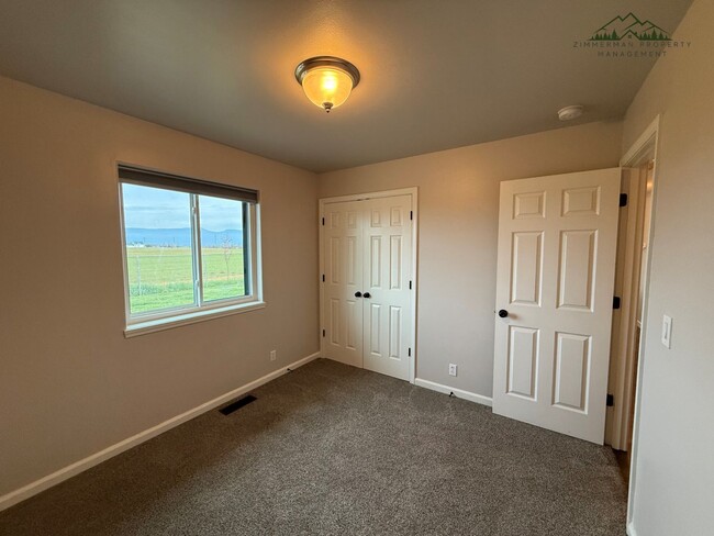 Building Photo - 3-bedroom, 2-bathroom home located in the heart of Harrisburg