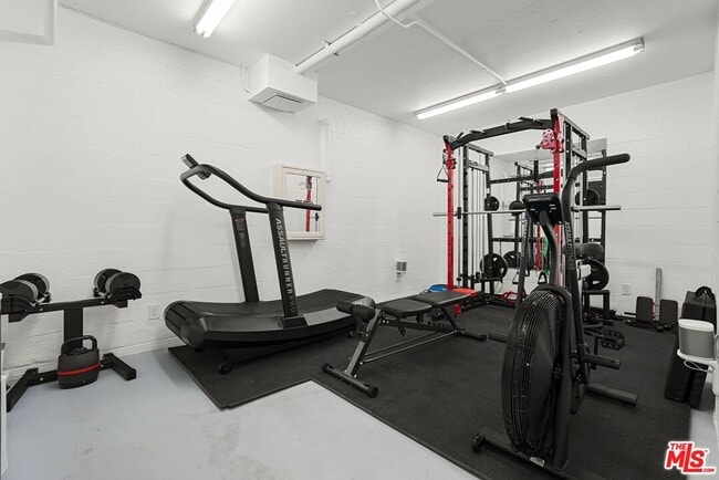 Building Photo - 10671 Holman Ave