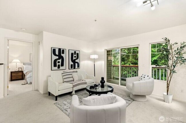 Building Photo - Beautiful 3 Bedroom 2 Bath Condo Newport Way Issaquah