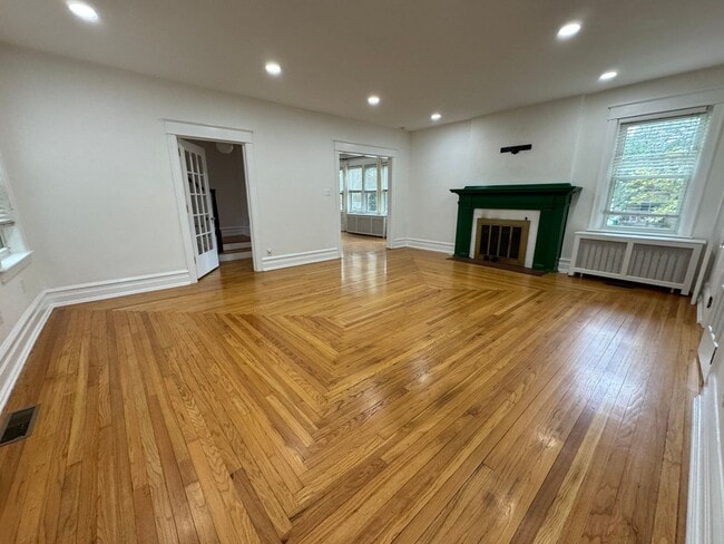 Building Photo - STUNNING FIVE BEDROOM/ THREE AND A HALF BATH WEST END HOME