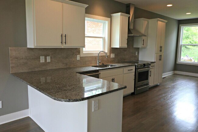 Building Photo - Spacious 4-Bedroom home minutes walk from the park!