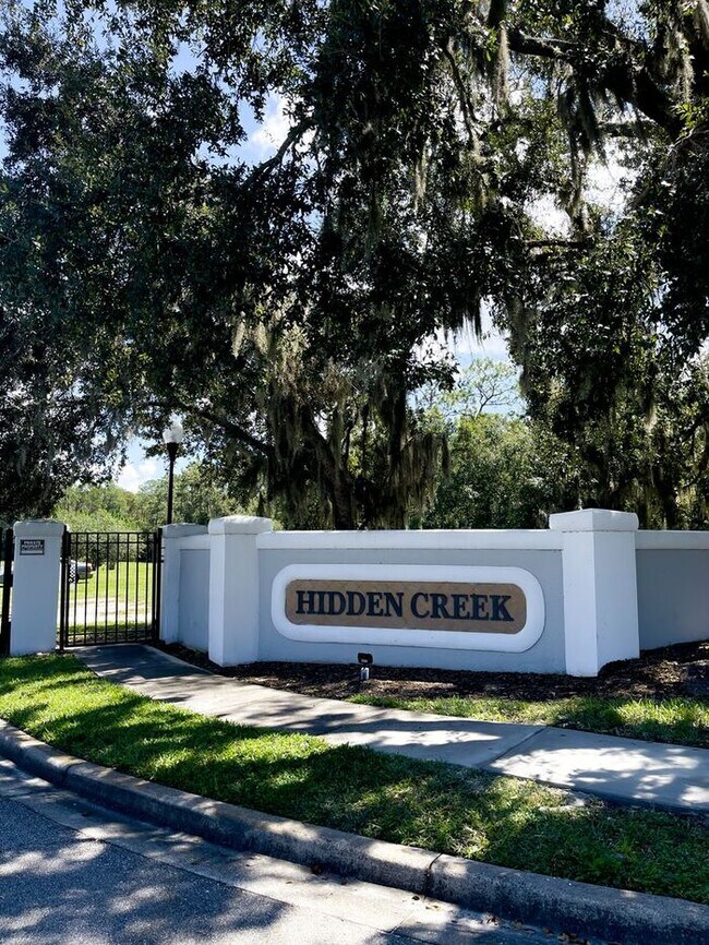 Building Photo - Updated 3 bed 2.5 bath Townhome