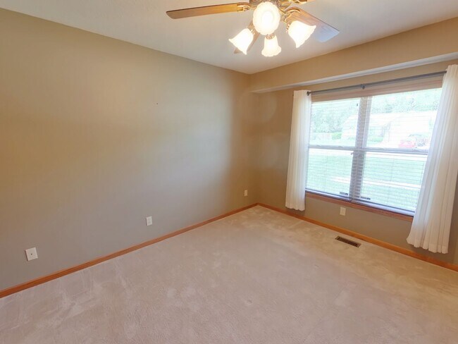Building Photo - 650 S Highland Dr
