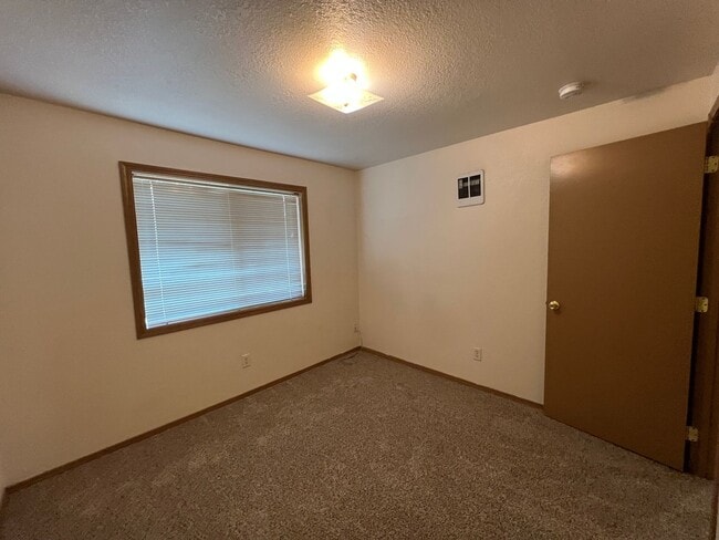 Building Photo - 123 Green Ln