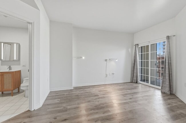 Building Photo - 2-bedroom, 2-bathroom condo with city views