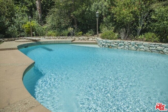 Building Photo - 17965 Seabreeze Dr