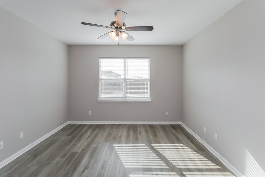 Building Photo - 2120 Foxglove Ct