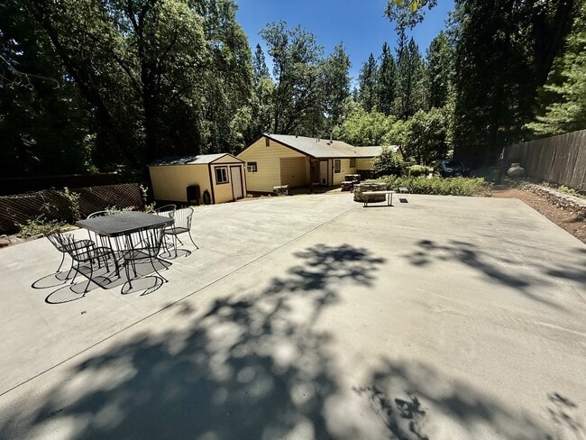 Building Photo - 15697 Lakewood Ln