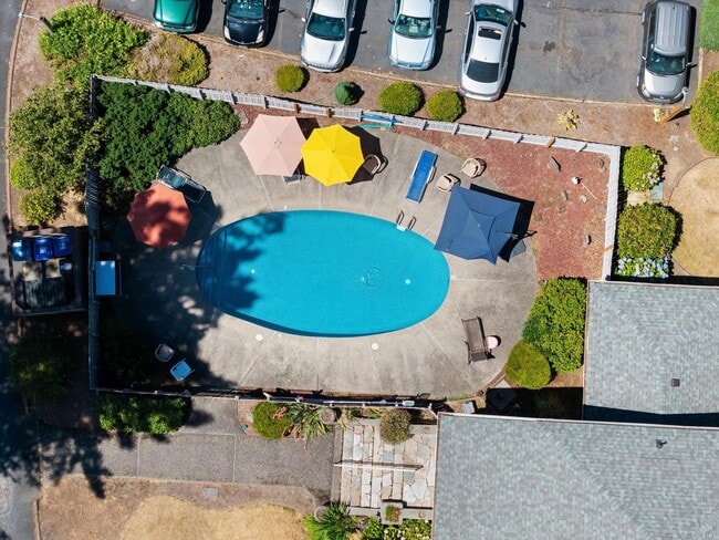 Building Photo - Updated 2BD/2BA Condo in North Portland! S...