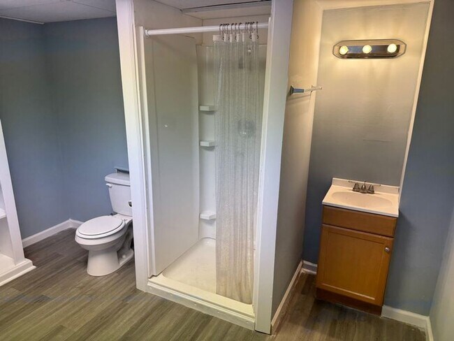 Building Photo - NOW AVAILABLE! RENT READY!!