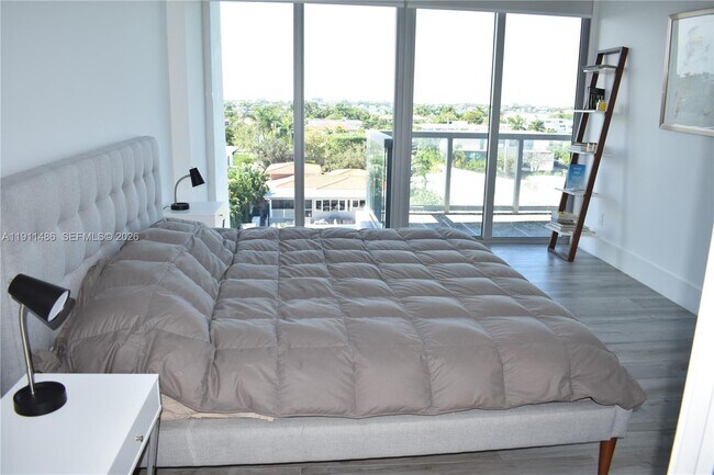 Building Photo - 9940 W Bay Harbor Dr