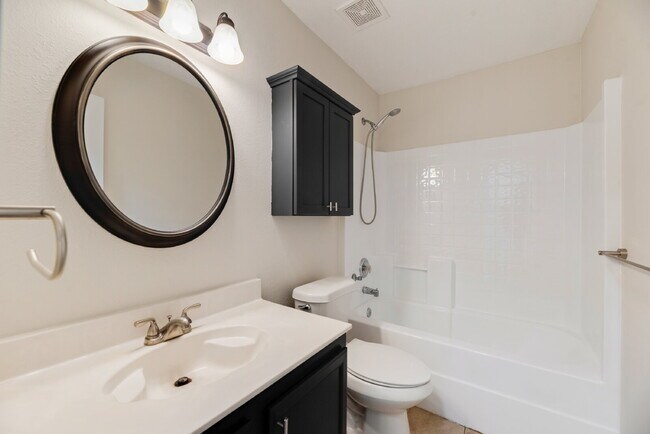 Building Photo - "Charming 3-Bedroom with 2 Bathrooms in Wy...