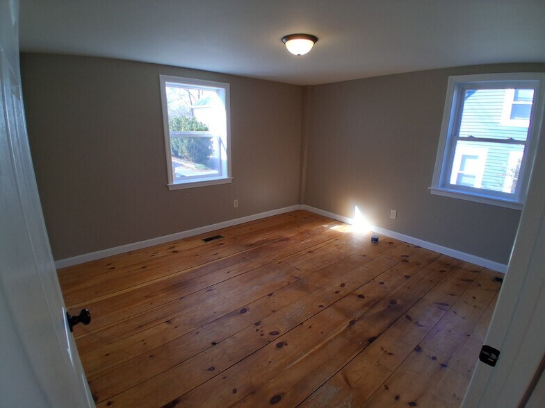 Building Photo - 58 Maple St