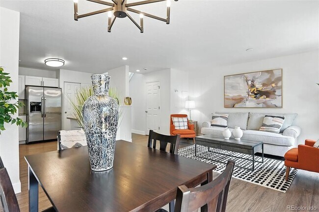 Building Photo - Beautiful, updated, spacious unit!