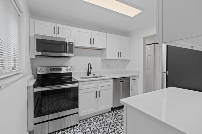 IMG_2207 - 2308-2312 Harper Avenue