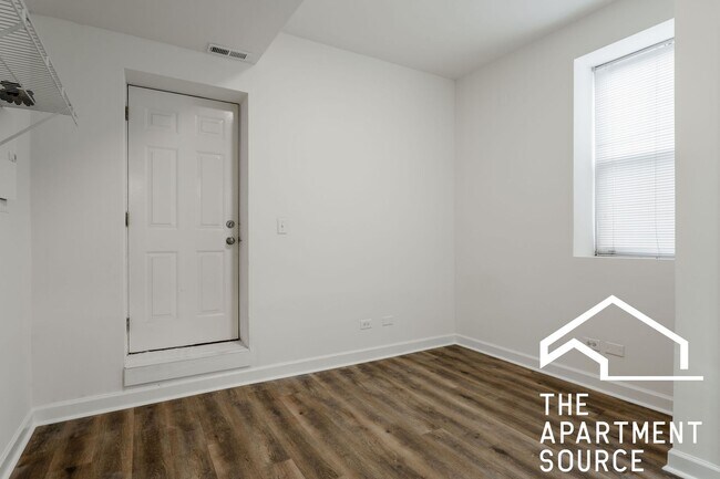 Building Photo - Huge 3 bedroom Unit in Logan Square