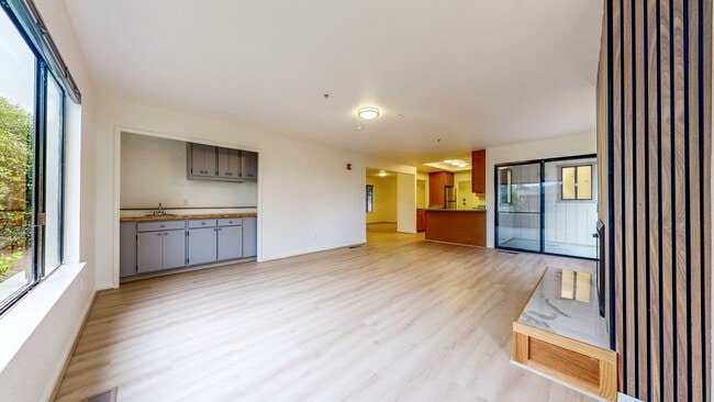 Building Photo - Bright and Beautiful 4 bedroom 2.5 Bath with large enclosed back yard and close proximity to Mari...