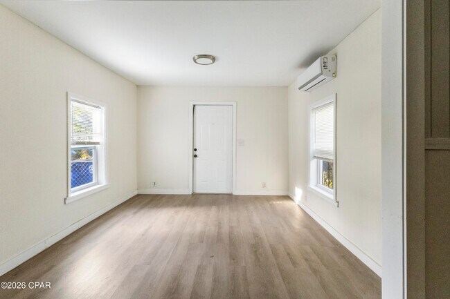 Building Photo - 2722 E 6th St