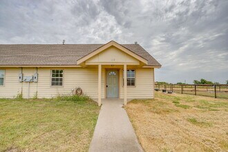 Building Photo - Updated Duplex in Weatherford with large y...