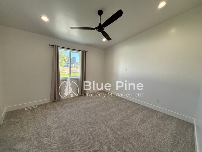 Building Photo - 4403 E Hatch Holw Ln