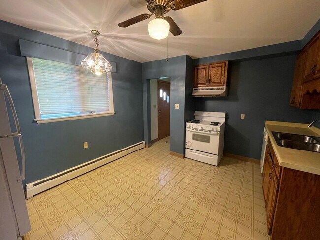 Building Photo - 4 Bedroom Home in Duluth - Available Now!