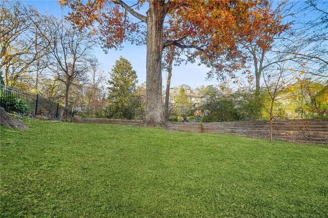 Building Photo - 1086 Pine Grove Ave NE