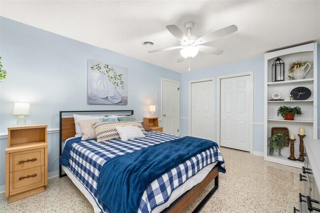 Building Photo - 2551 Lakeview Dr